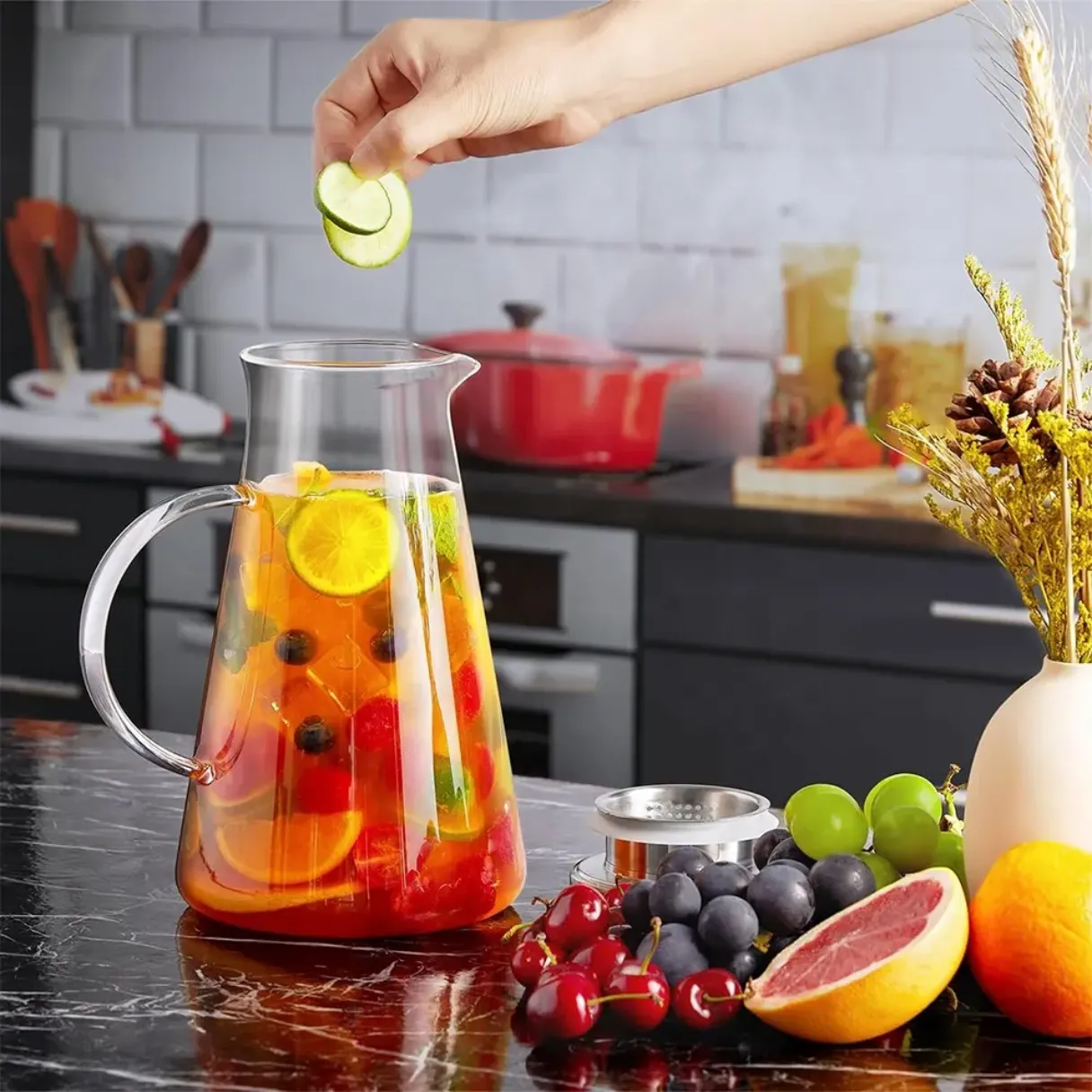 1.8L Heat Resistant Borosilicate Glass Jug Glass Pitcher with Lid and Handle