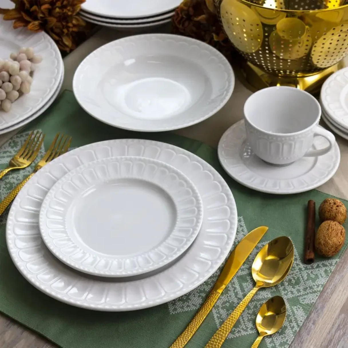 ​Daisy-inspired embossed design porcelain dinner set