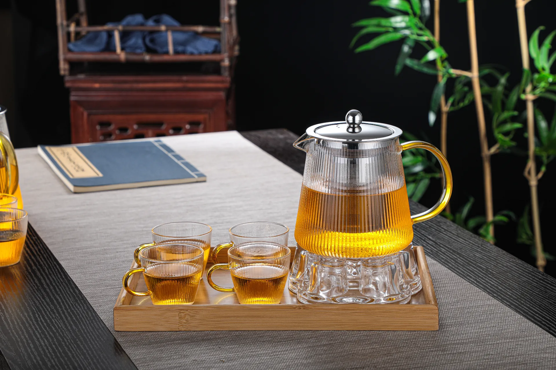 Elegant Glass Pitcher with Infuser Lid for Hot & Cold Brew