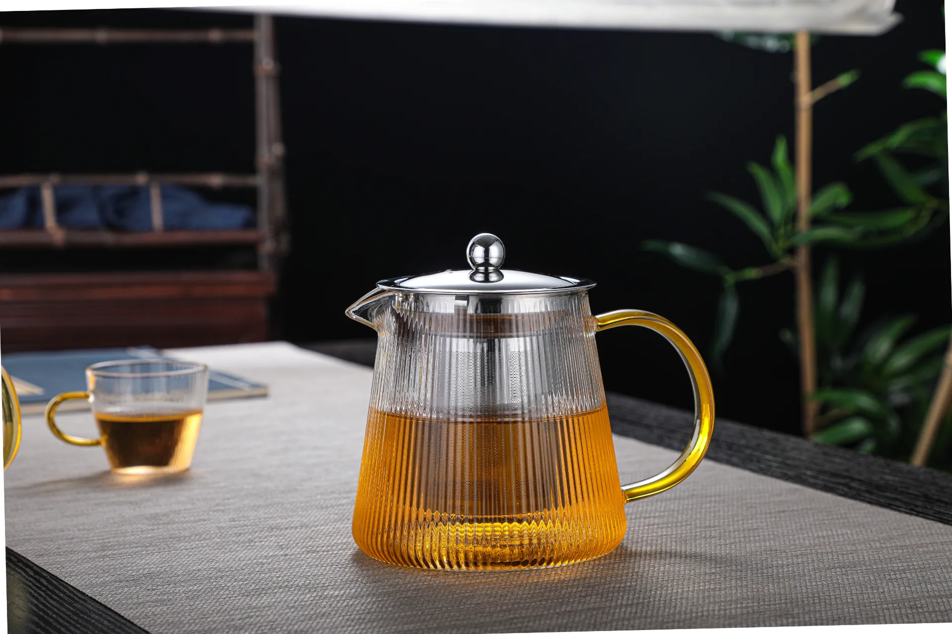Elegant Glass Pitcher with Infuser Lid for Hot & Cold Brew