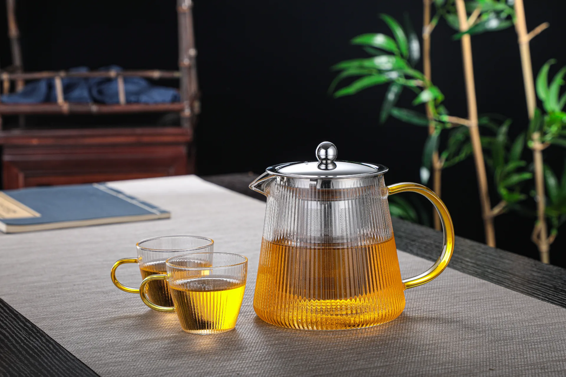 Elegant Glass Pitcher with Infuser Lid for Hot & Cold Brew