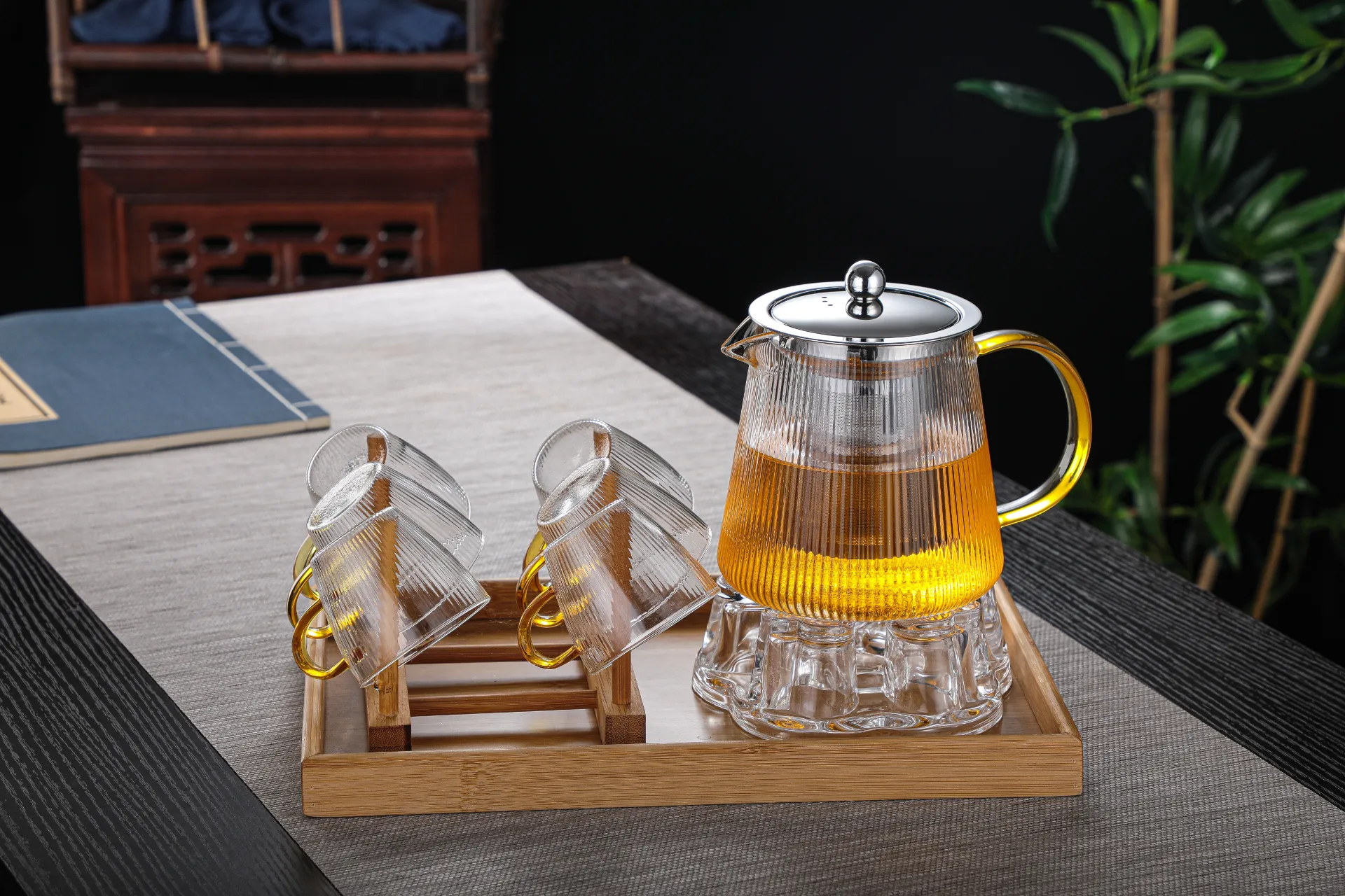 Elegant Glass Pitcher with Infuser Lid for Hot & Cold Brew