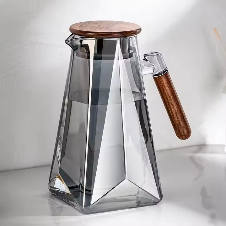 Diamond-shaped High Borosilicate Glass Pitcher with Walnut Lid