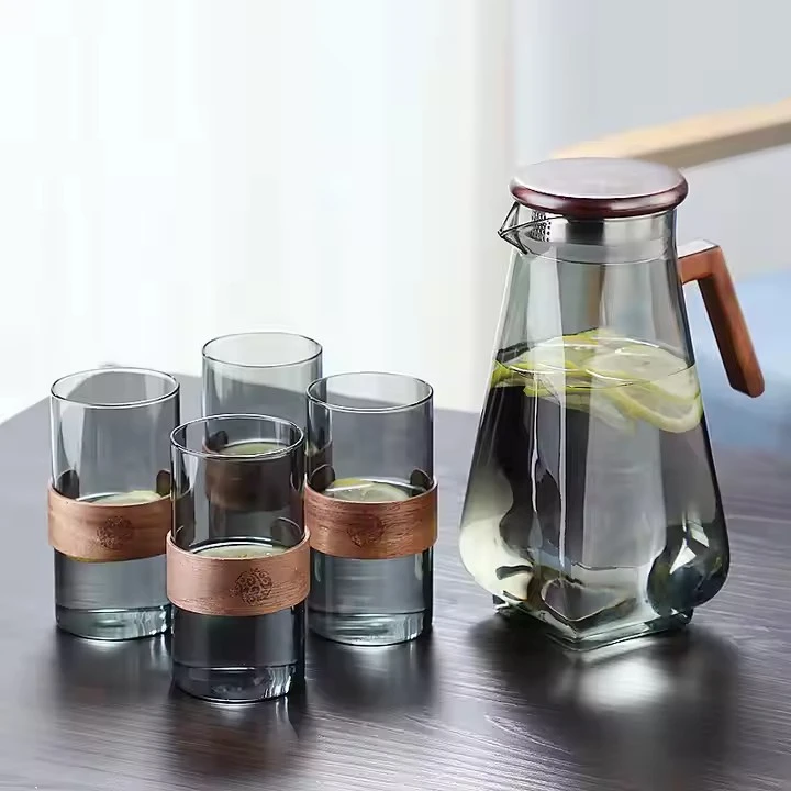 Newly Designed High Borosilicate Glass  Pitcher with Walnut Wood Handle&Lid