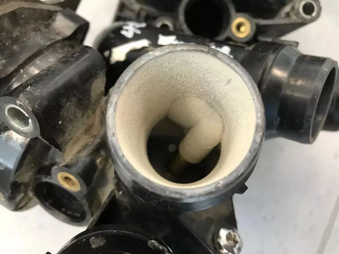 Do not use glue when installing the water pump!!!