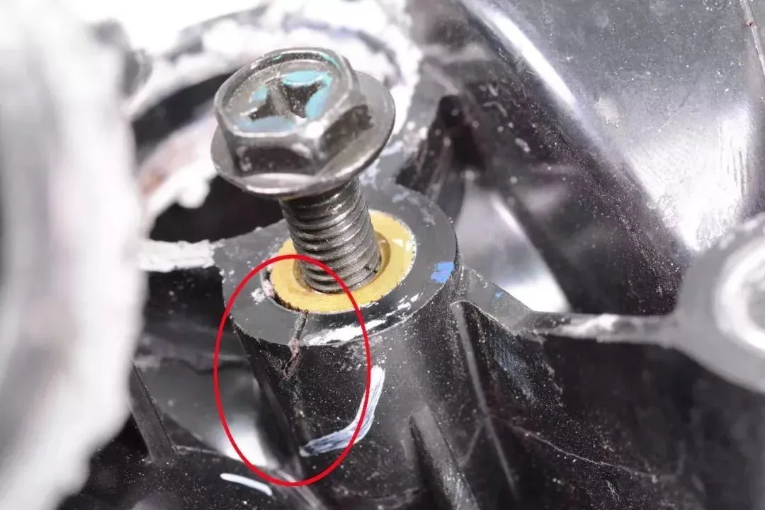 Do not use glue when installing the water pump!!!