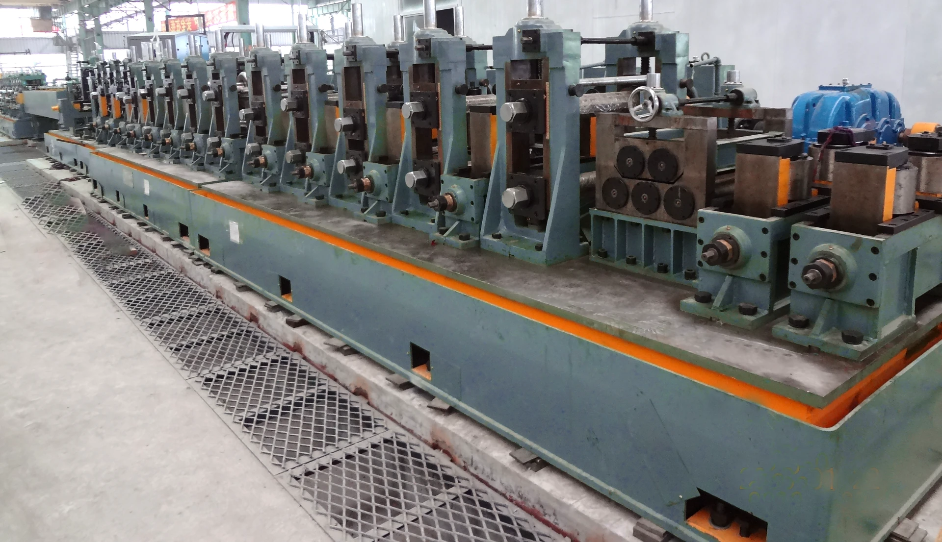 ERW165 pipe mill specification:
Round tube:Φ60mm～Φ165mm
Wall thickness:2.0mm～5.0mm 
Square tube:50 x 50mm～130 x 130 mm
Wall thickness2.0mm～5.0mm 
Tube Length:5m~12m 
Tube Length tolerance:±1.5mm
Tube mill speed:Max.80m/min
Bottom height of tube:800mm
Solid state HF welder :500KW
Quick change system is available
Automatic bundle machine is optional
Cold cutting saw is available