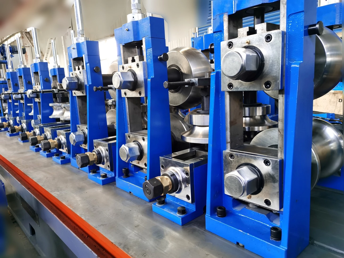 ERW127 pipe mill specification:
Pipe O.D;	Φ50.8 mm～Φ114.3mm
Round pipe thickness：1.2mm～4.5mm
Square tube：40 x 40mm～90 x 90 mm
Rectangular tube：30 x 50mm～60 x120mm
Tube Length:5m~9m 
Length tolerance:±1.5mm
Tube mill speed:Max.60m/min
Bottom height of tube:800mm
Solid state HF welder :400KW
Quick change system is available
Automatic bundle machine is optional
Cold cutting saw is available