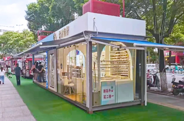 Mixed-tenant container food venue — Austin, Texas, USA