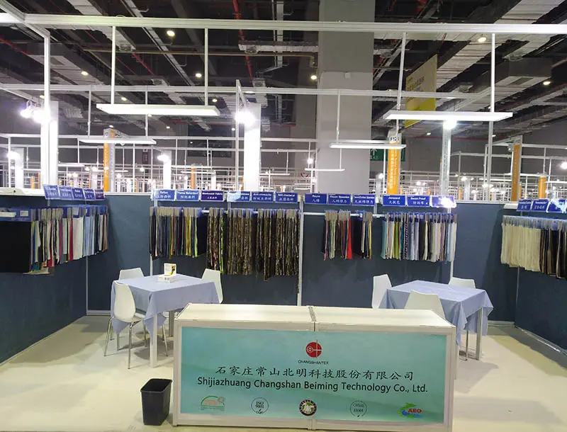 Customers come to our exhibition booth to communicate