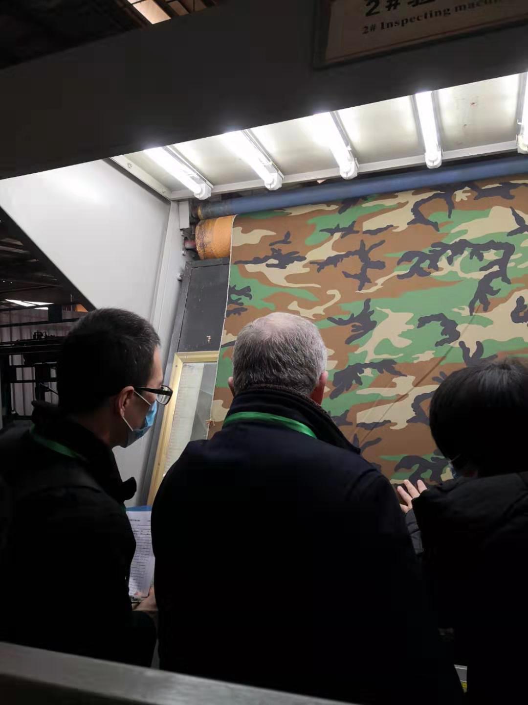 Our company&rsquo;s personnel accompany customers to inspect the goods in the factory