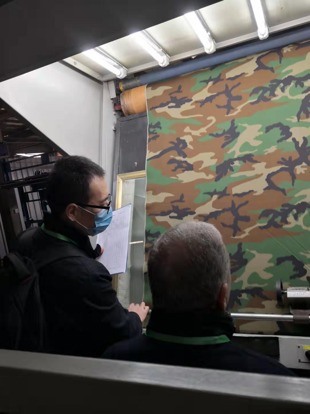 Our company&rsquo;s personnel accompany customers to inspect the goods in the factory