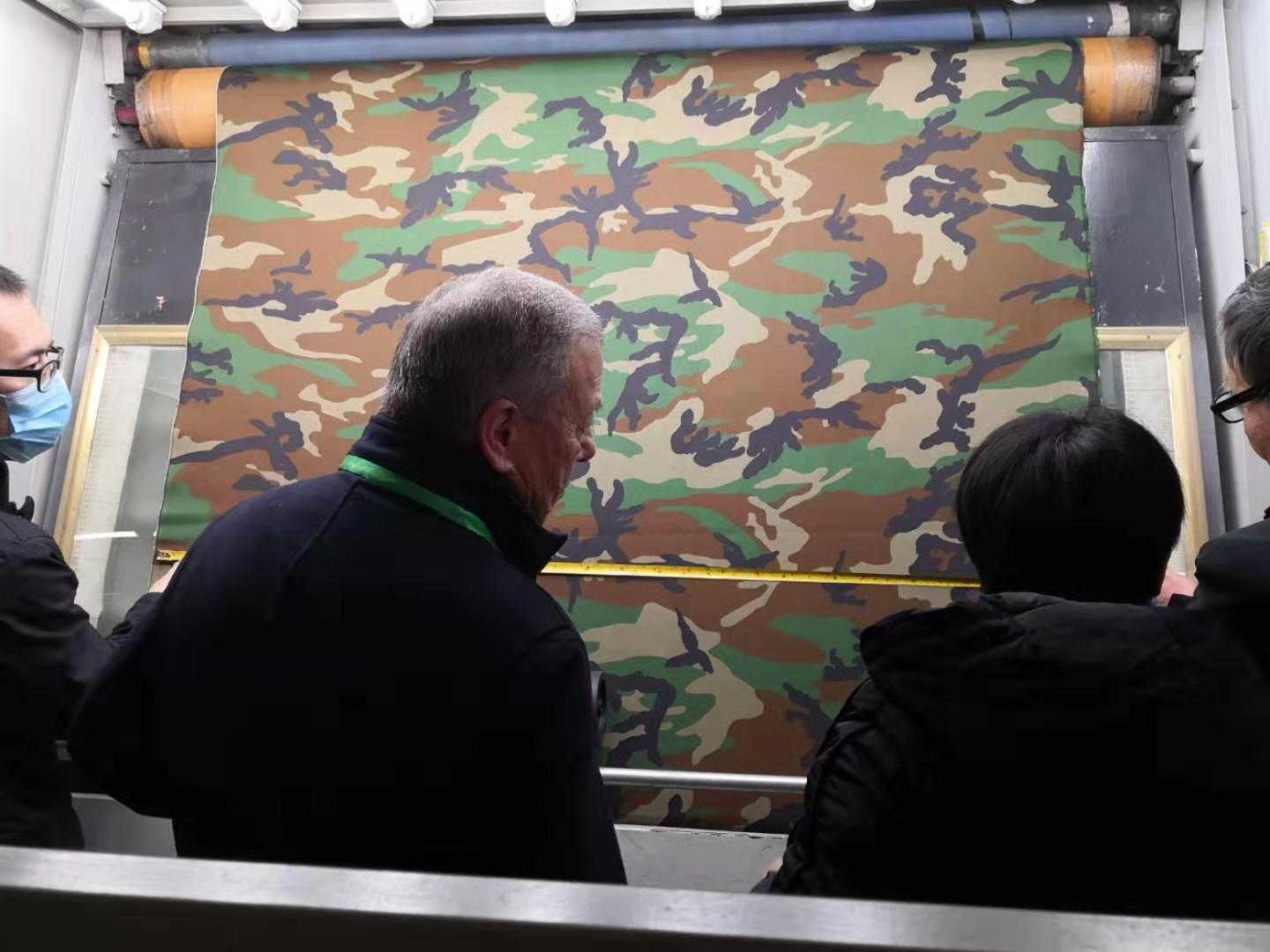 Our company&rsquo;s personnel accompany customers to inspect the goods in the factory