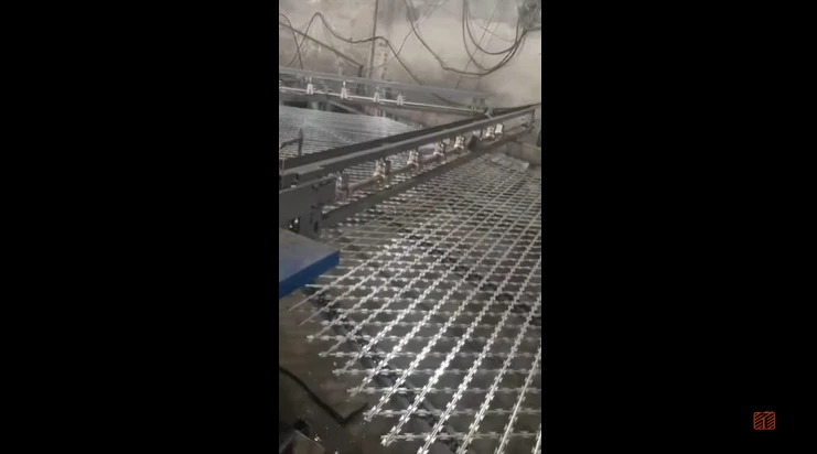 Hot Dipped Galvanized Razor Wire Concertina Razor Wire Mesh Fencing