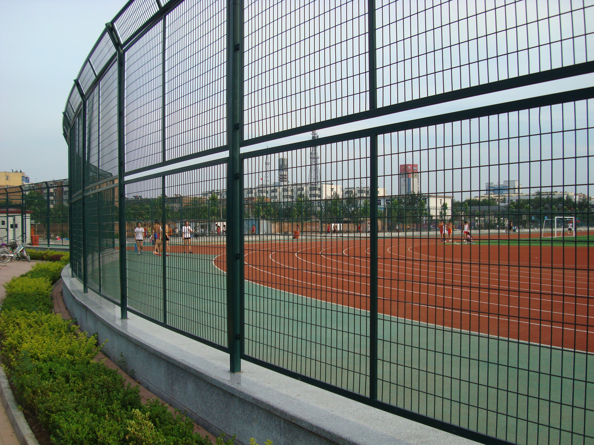 How to choose a suitable sports field fence: safety, durability and beauty