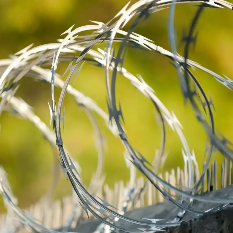 In what situations can razor barbed wire play its best role?