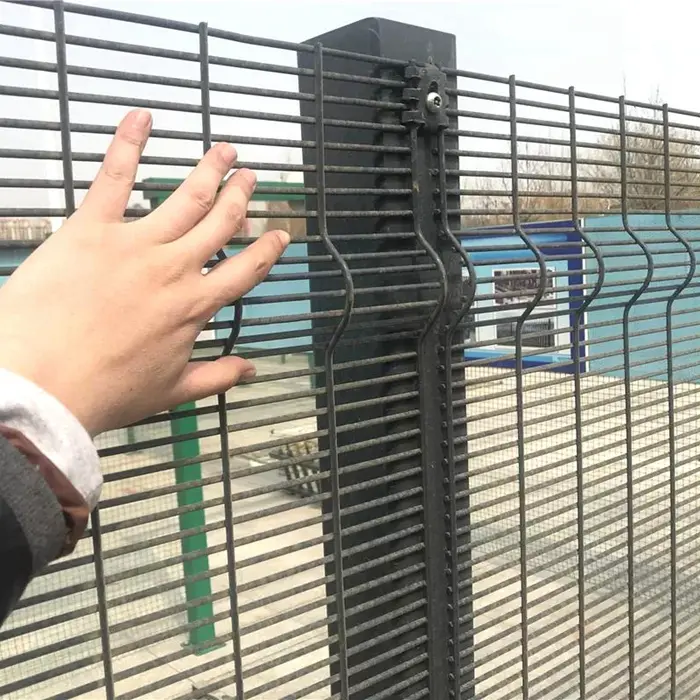 Production process and advantages of hot-dip galvanized mesh fence