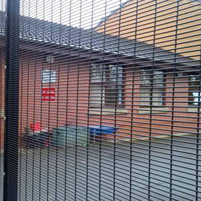 High-security anti-cutting and anti-climbing 358 fence