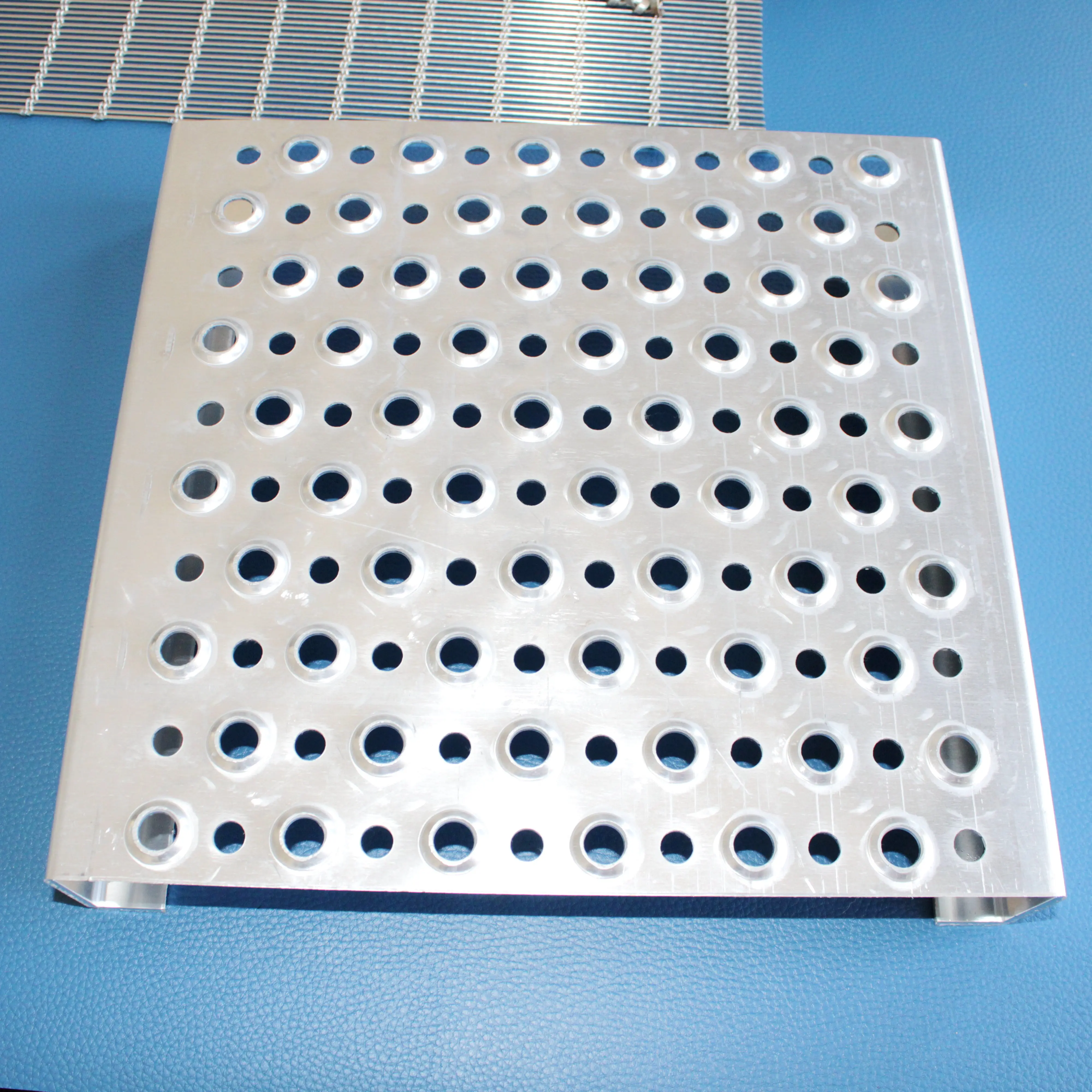 Corrosion-resistant stainless steel non slip metal flooring