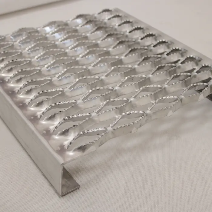 China Manufacturer Punched Hole Anti Slip Metal Plate