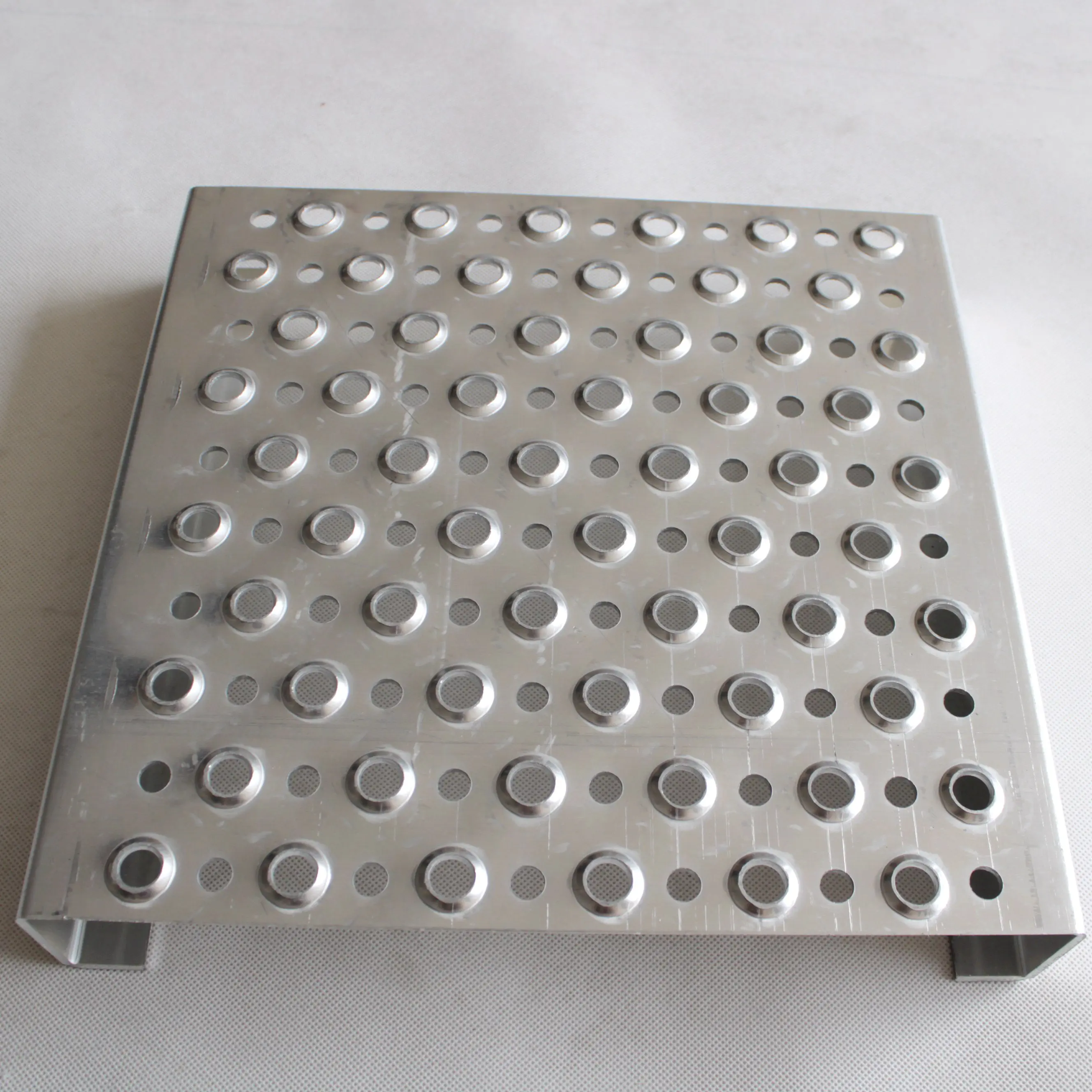 China factory customizable perforated metal non-slip metal grating anti skid plate