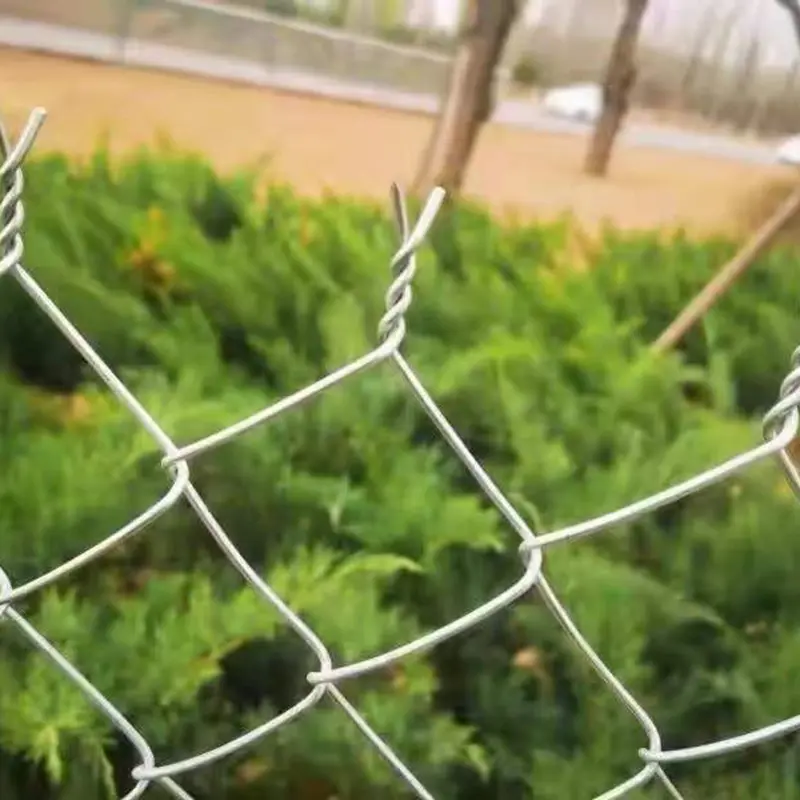 Introduction to chain link fences that are easy to install, strong and durable