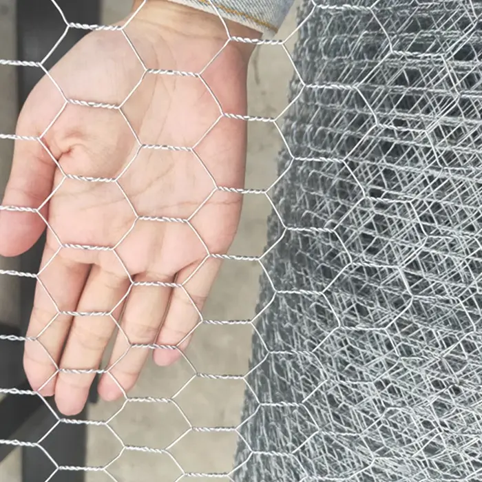 What are the advantages and disadvantages of metal hexagonal mesh breeding net?
