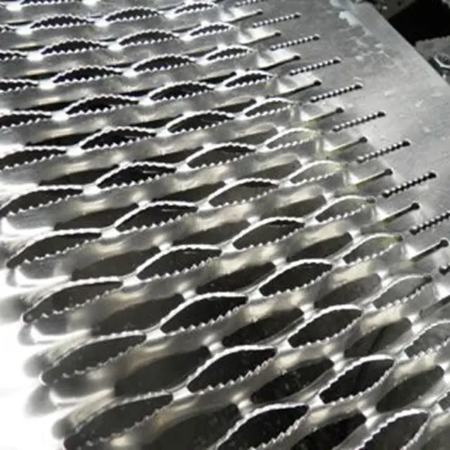Strong carrying capacity serrated surface metal non-slip pit channel grille