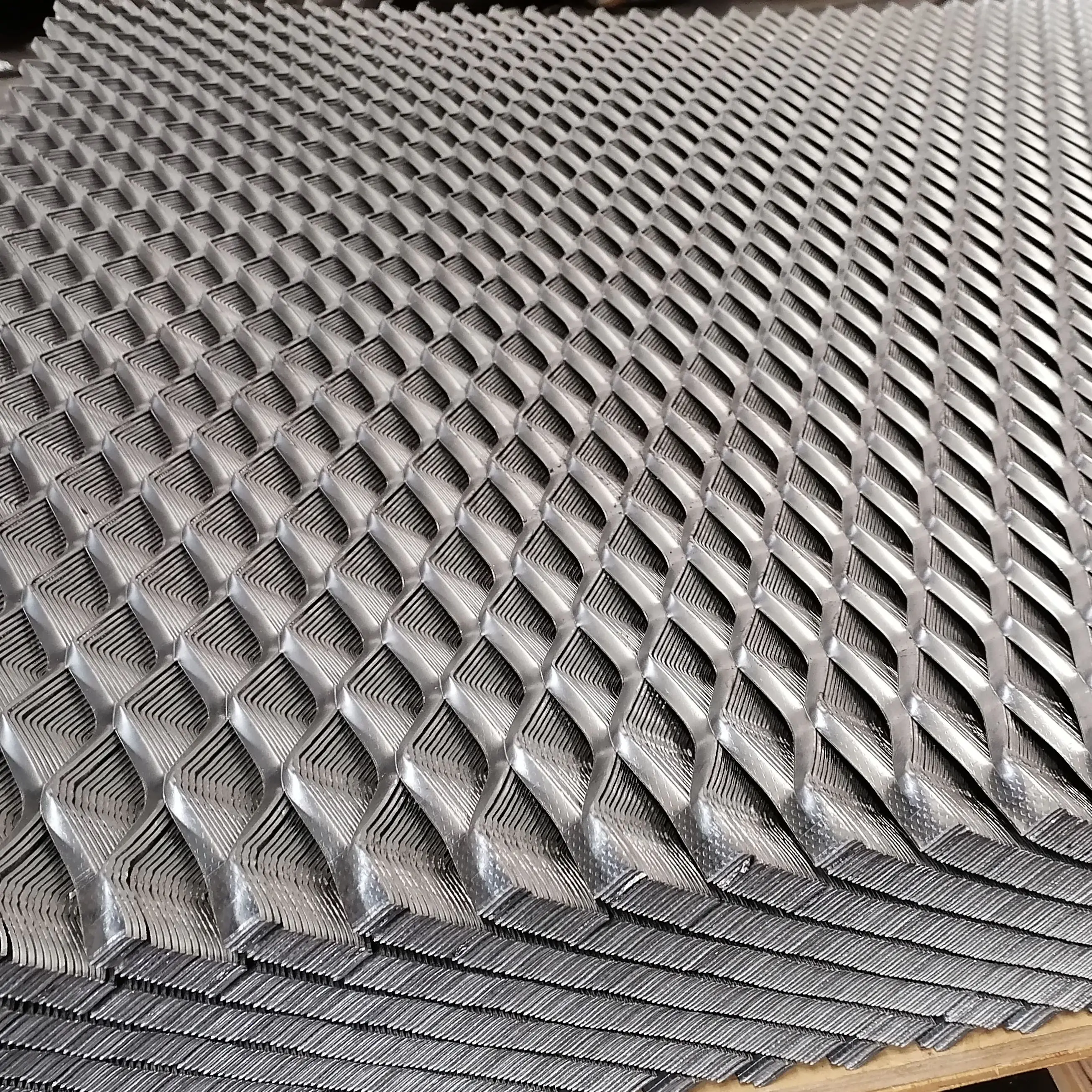 Non-glare metal expanded fence panel for highspeed way