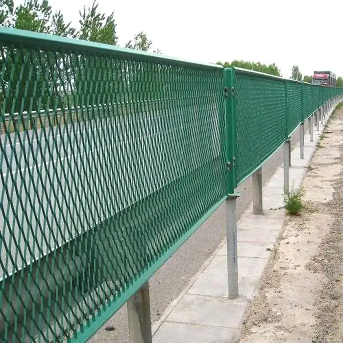 What kind of guardrail is the most common highway guardrail net?