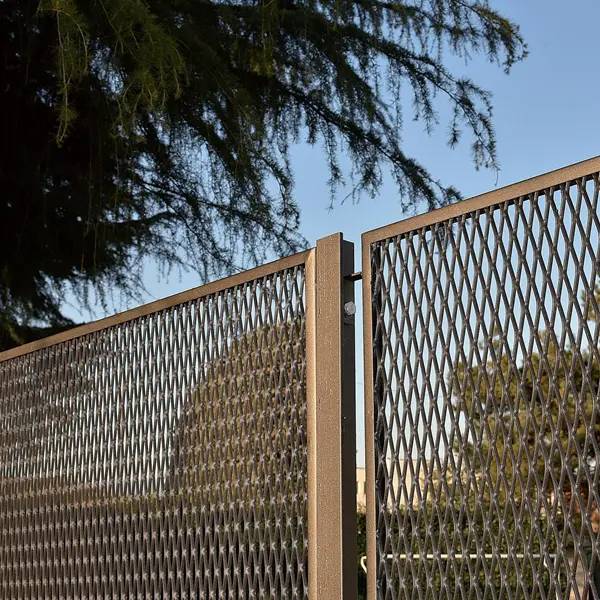 Durable and long service life expanded steel mesh guardrail