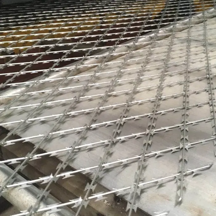Galvanized Welded Razor Blade Mesh Razor Wire Mesh Rolls For Perimeter Security