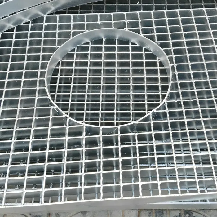 Why does precipitation appear on the surface of hot-dip galvanized steel grating?