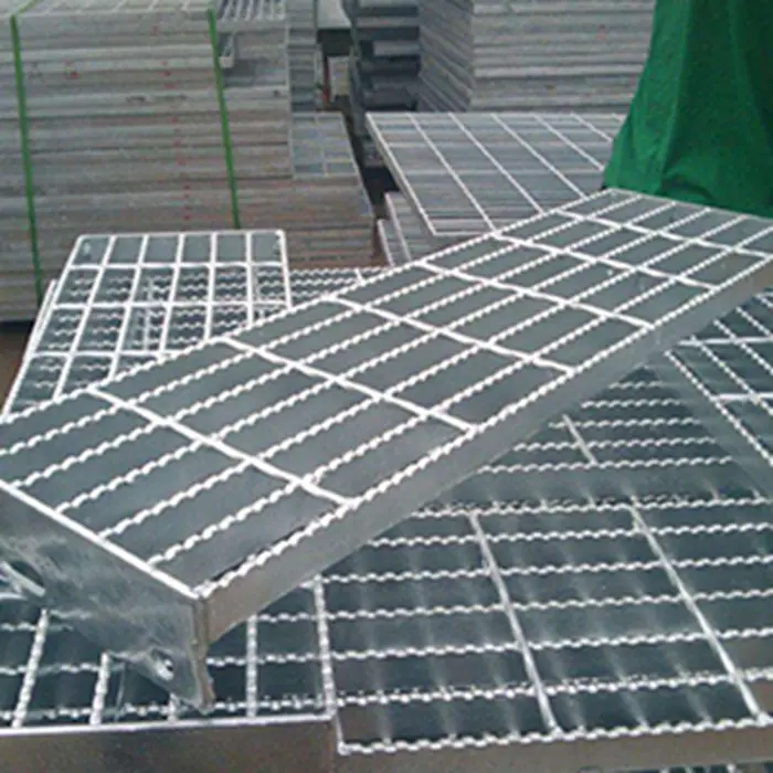 Welding and deformation prevention of stainless steel grating
