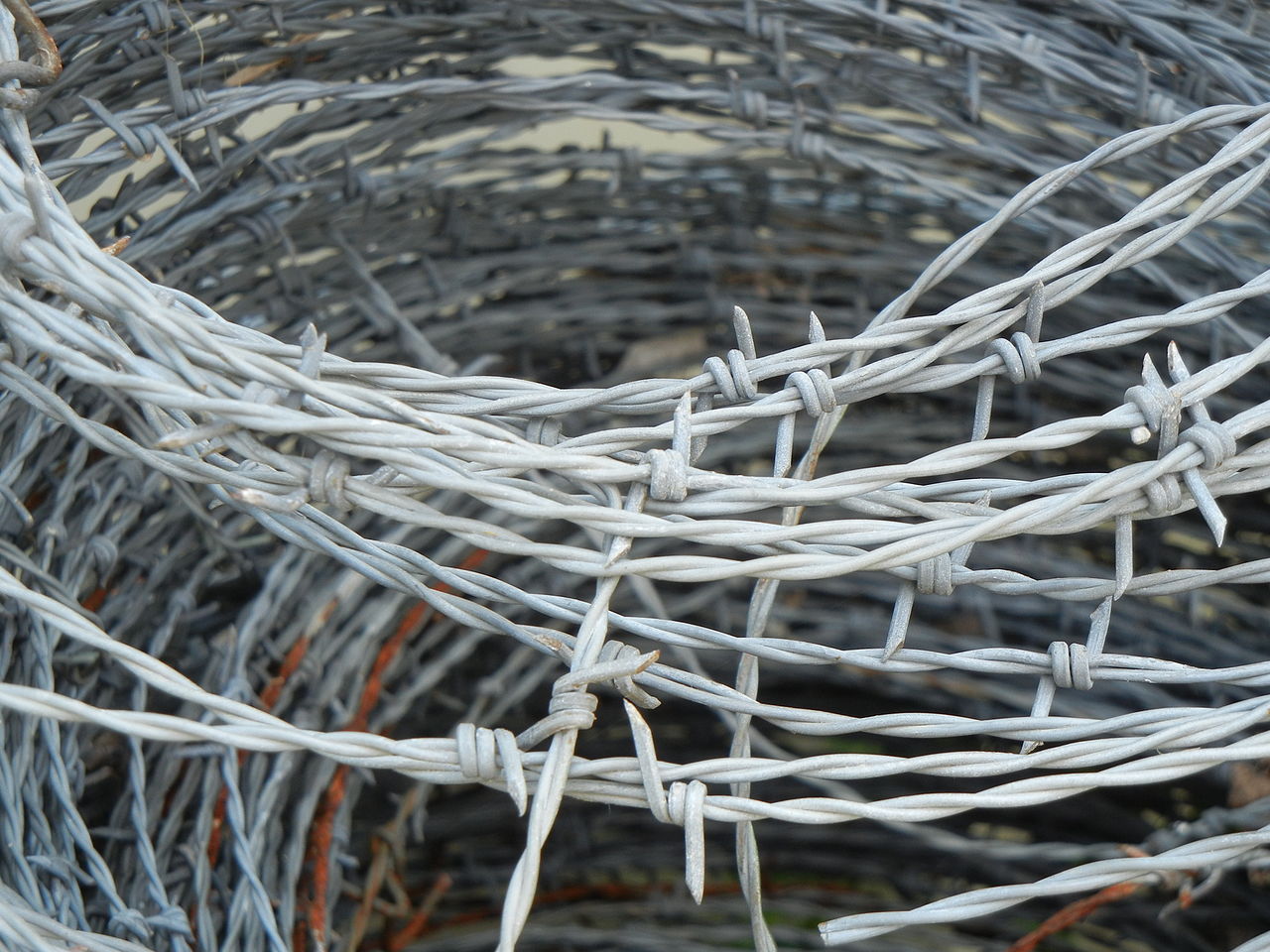 The twisting method and application of barbed wire