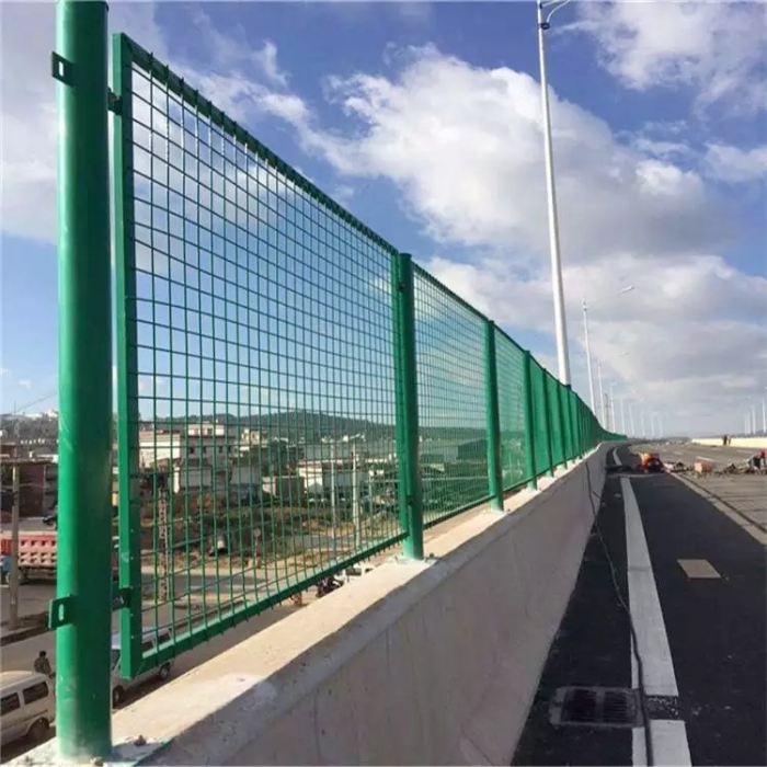 Which metal mesh is better for bridge anti-throwing mesh?