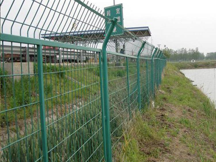 The need for rail welded mesh fences