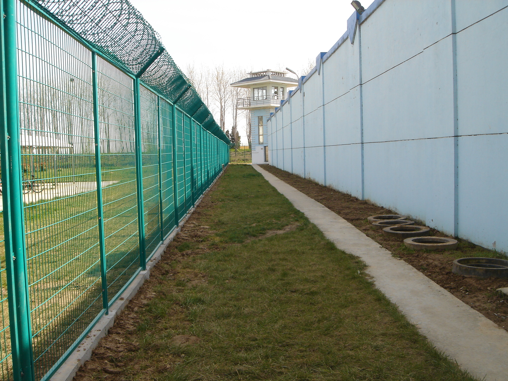 Production process of prison protection net