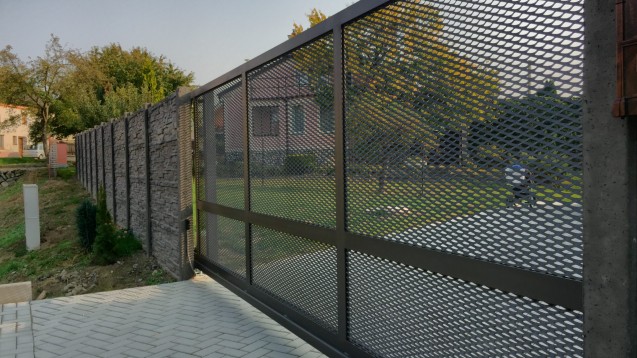 Breathability and protection of expanded metal mesh fences