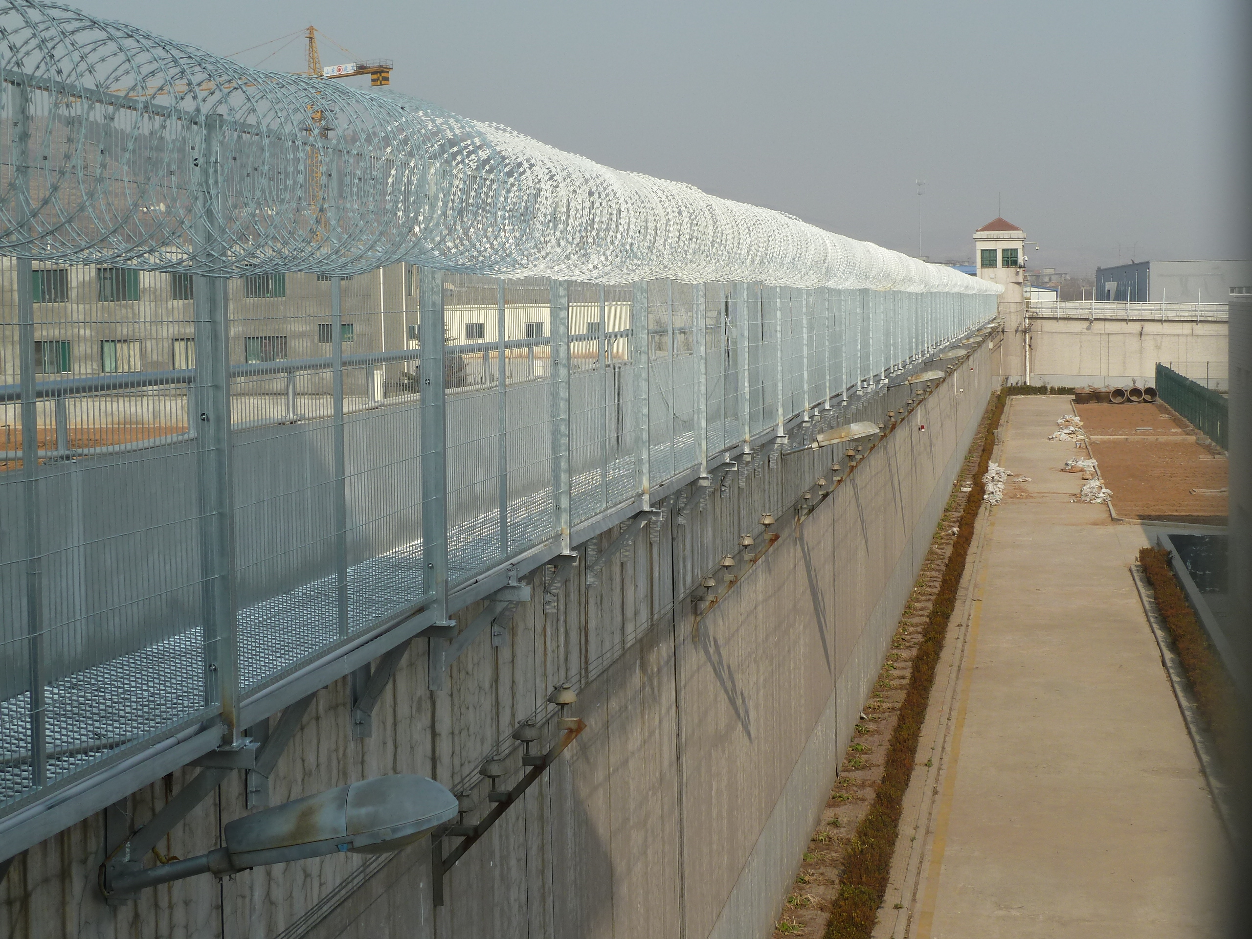 Production process of prison protection net
