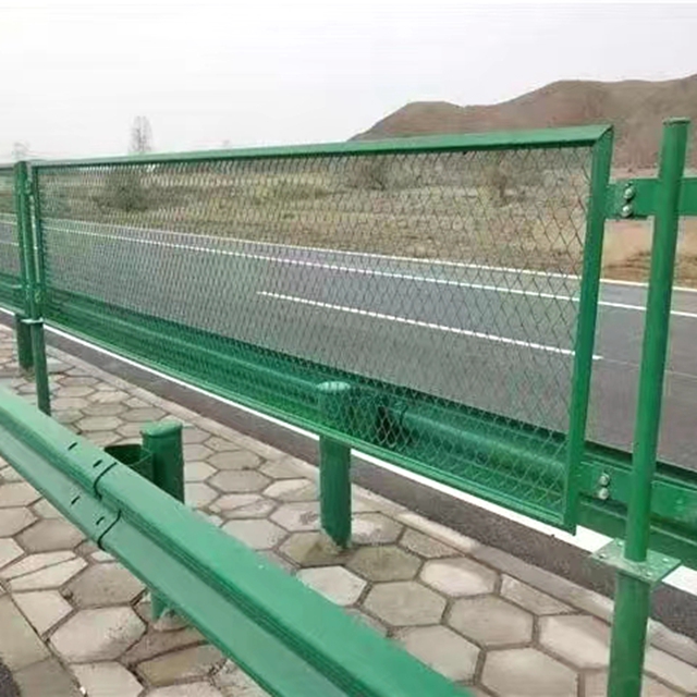 What are the weather resistance requirements for powder coatings for traffic guardrails?