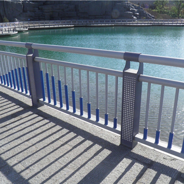 Learn about the use of stainless steel pipe guardrails