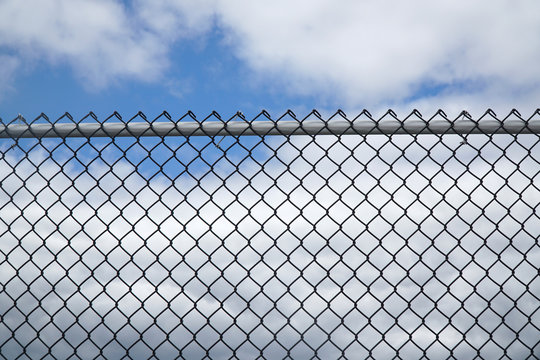 What are the commonly used chain link fence specifications?
