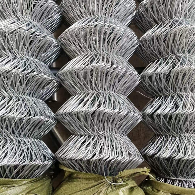 Introduction to chain link fences that are easy to install, strong and durable