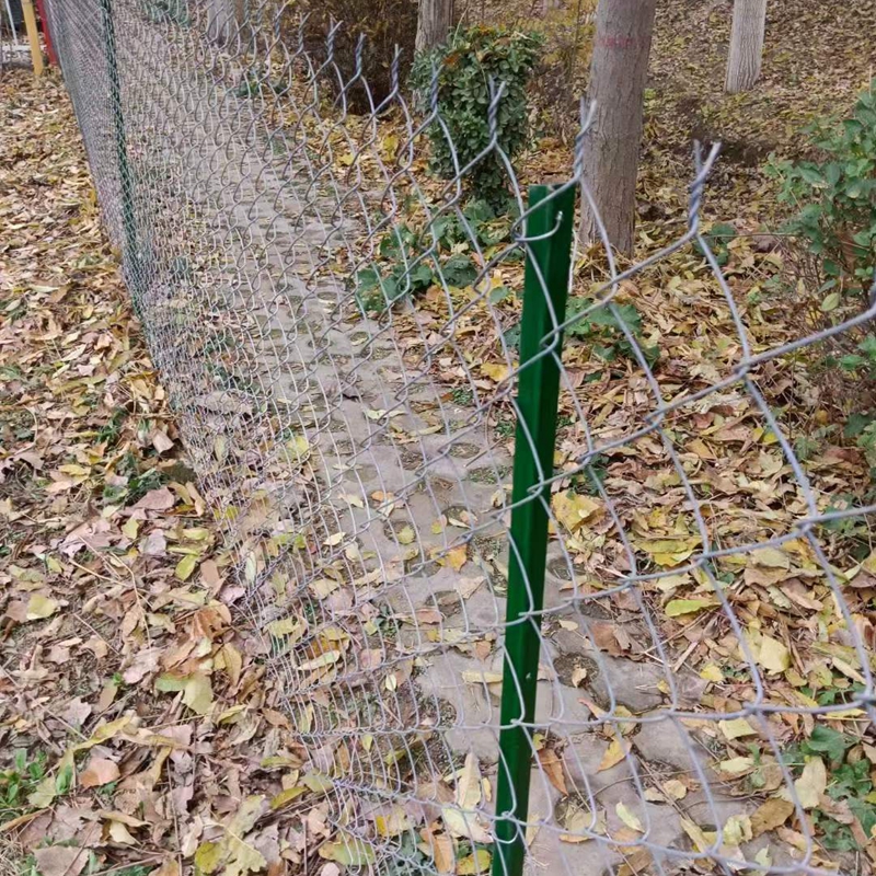 Introduction to chain link fences that are easy to install, strong and durable