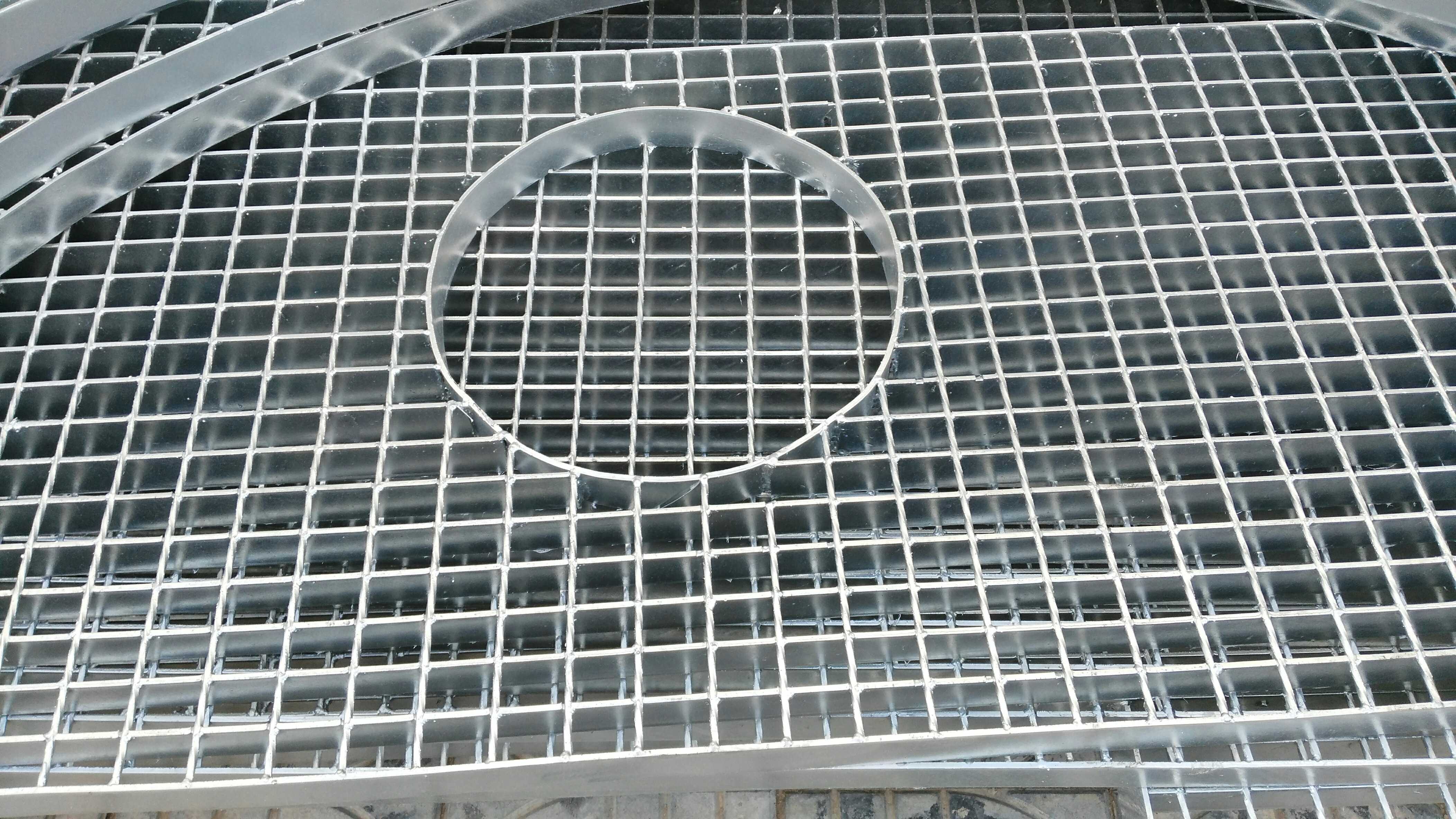 Proper surface cleaning of steel grating will extend its service life