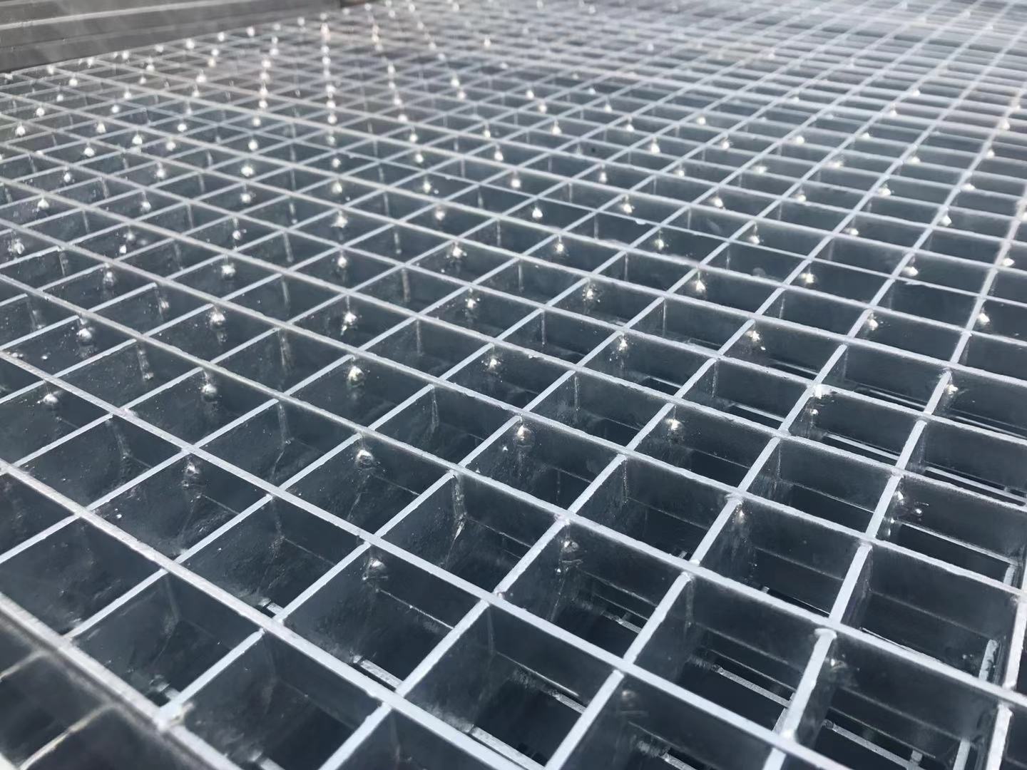 How to install steel grating correctly and efficiently?
