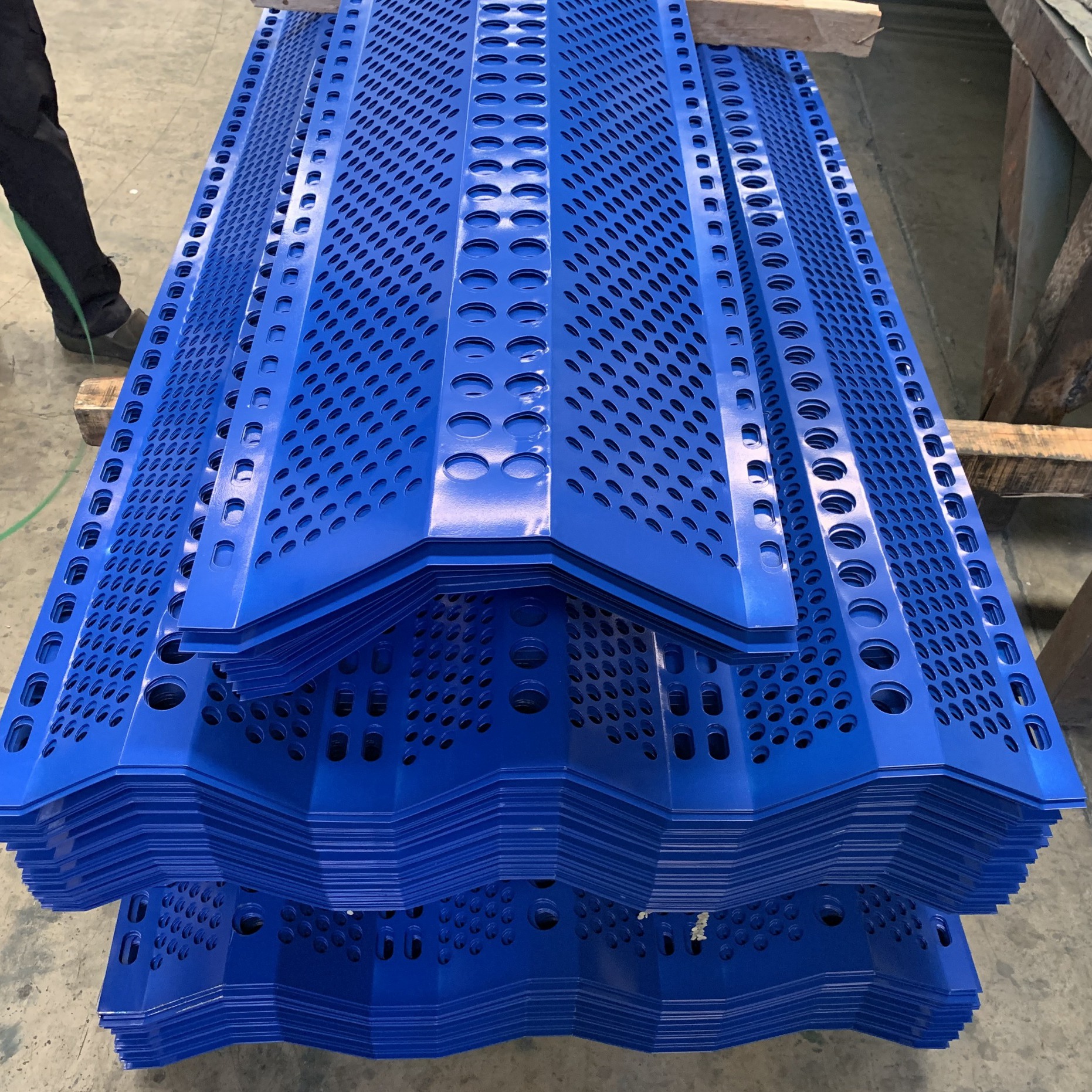 Wind and dust suppression net: a green barrier to protect the environment