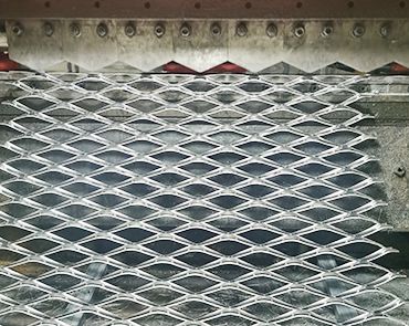 Aluminum expanded mesh with easy installation method