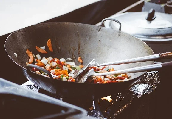 Crafting Perfect High-Quality Pizza Using a Traditional Cast Iron Pan for Ultimate Flavor and Texture
